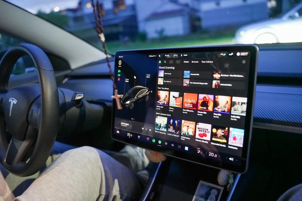 Primo piano cruscotto digitale Tesla con intrattenimento a Garešnica