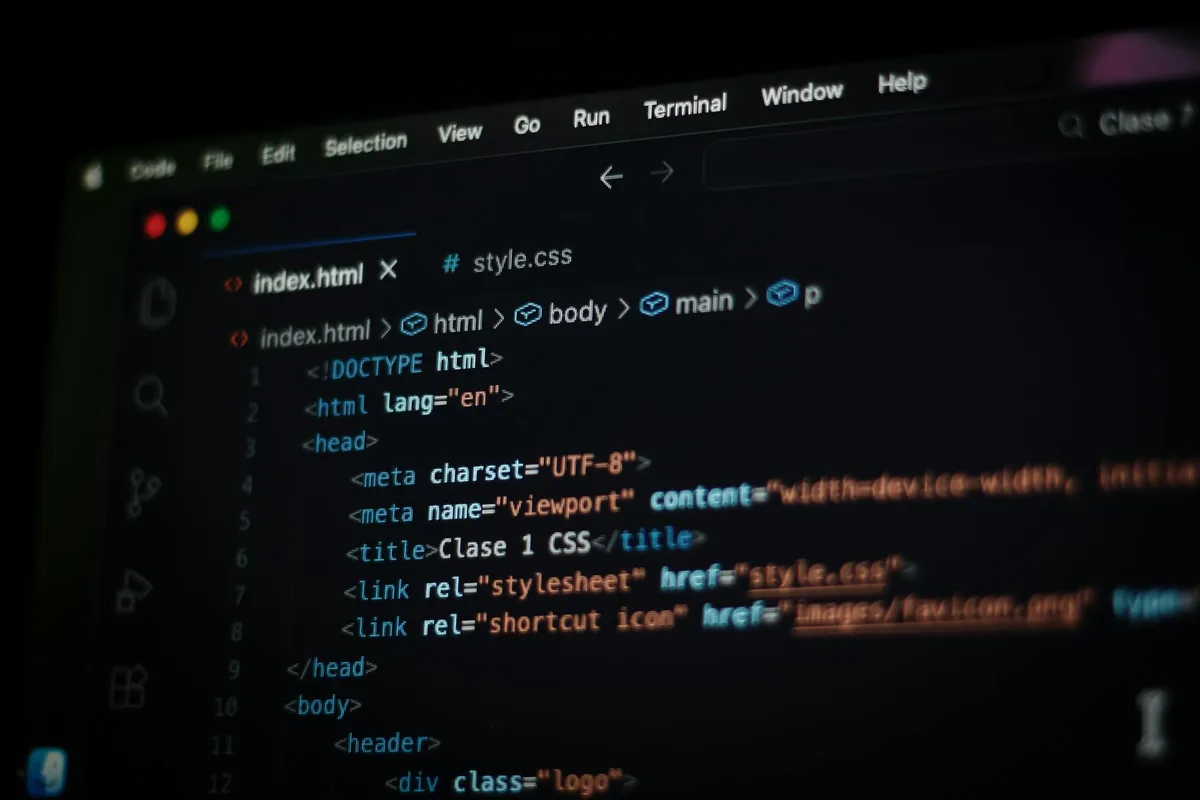Gros plan sur du code HTML affiché sur un écran d'ordinateur en mode sombre