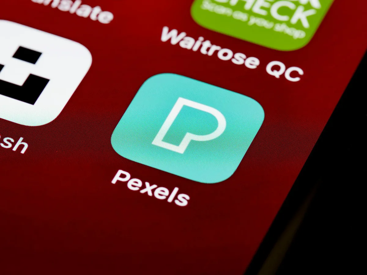 Nahaufnahme von Smartphone-App-Icons auf einem Bildschirm, die digitale Technologie und modernen Lebensstil zeigt.