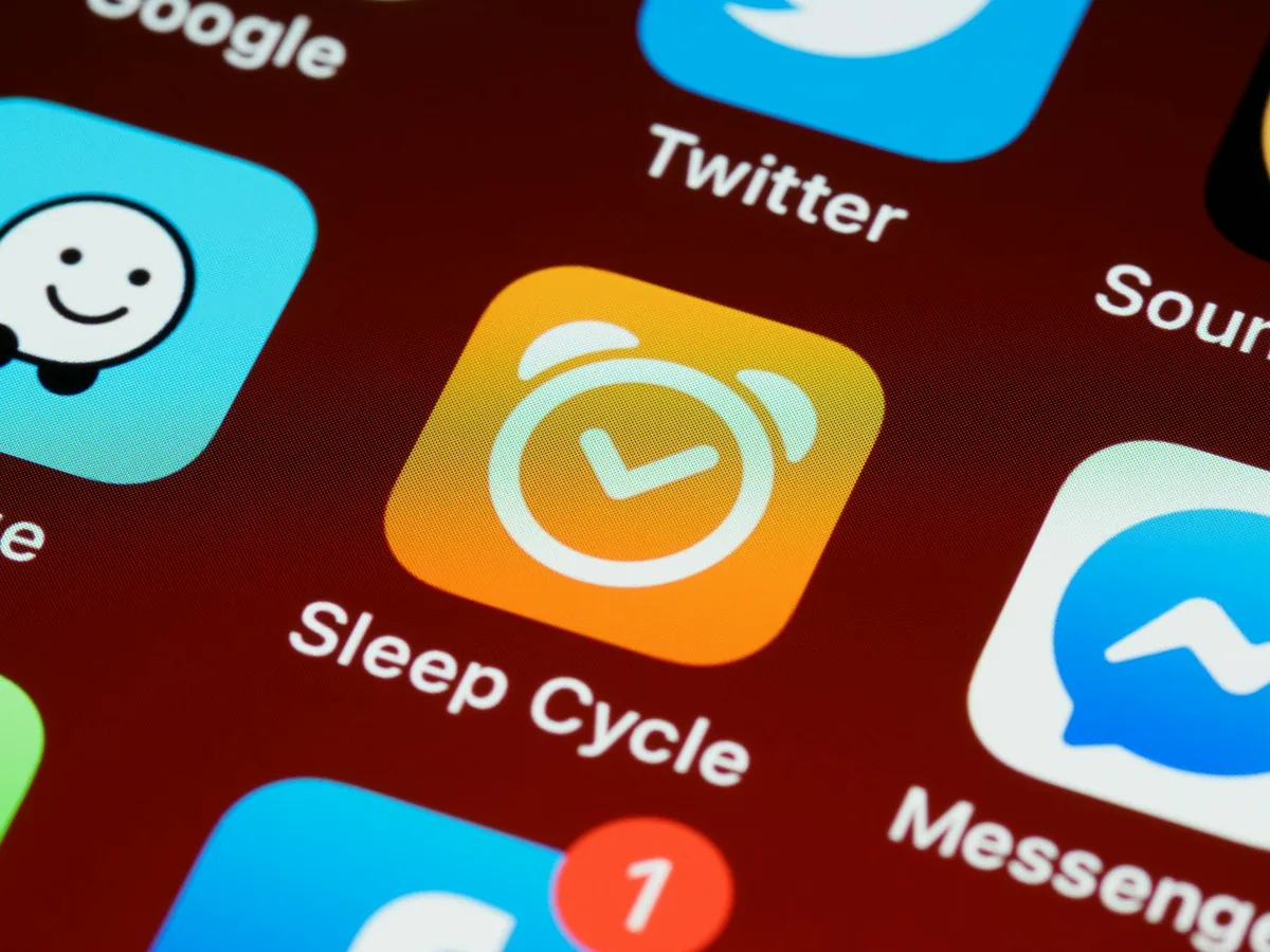 Detailaufnahme des Sleep-Cycle-App-Symbols auf Smartphone-Startbildschirm mit anderen Apps