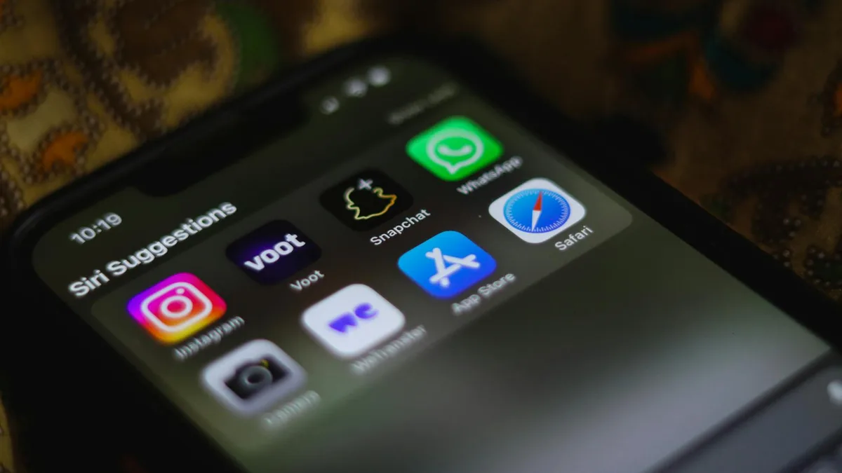 Écran d'accueil de smartphone affichant diverses applications sociales et utilitaires