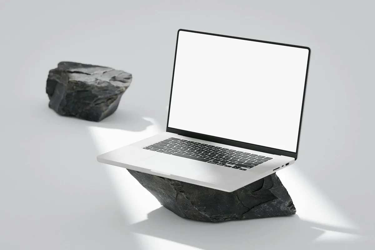 Laptop elegante su rocce in ambientazione minimalista