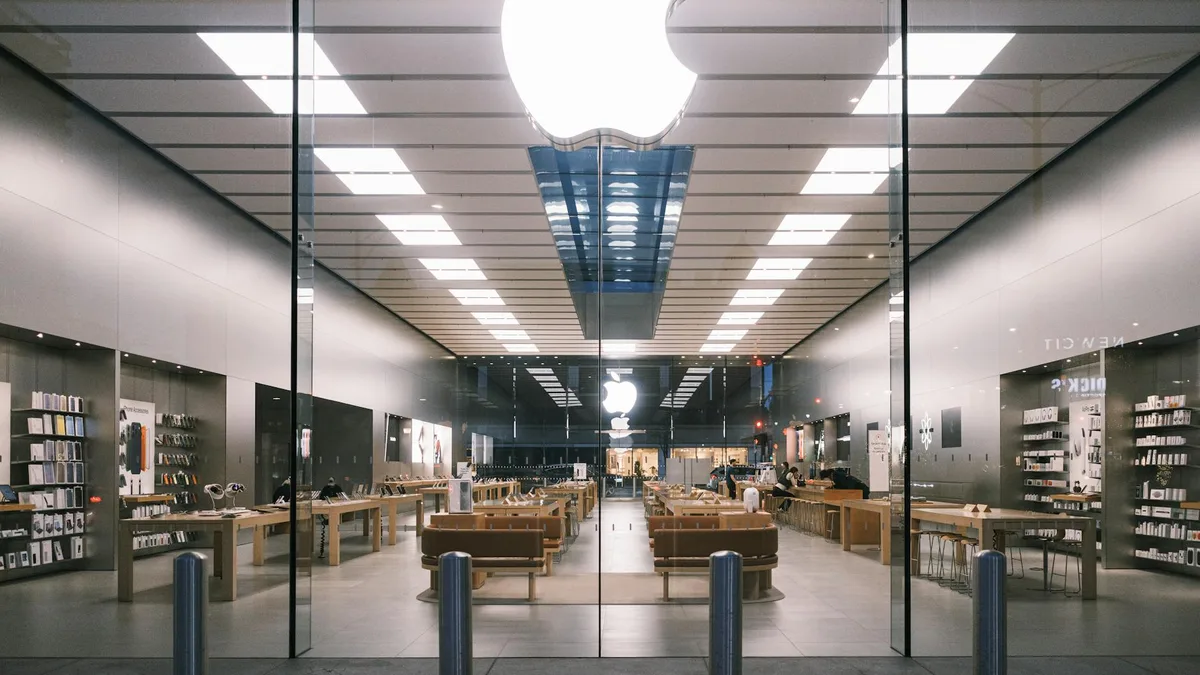 Interno negozio tech minimalista con layout luminoso ed elegante in toni lavanda e argento