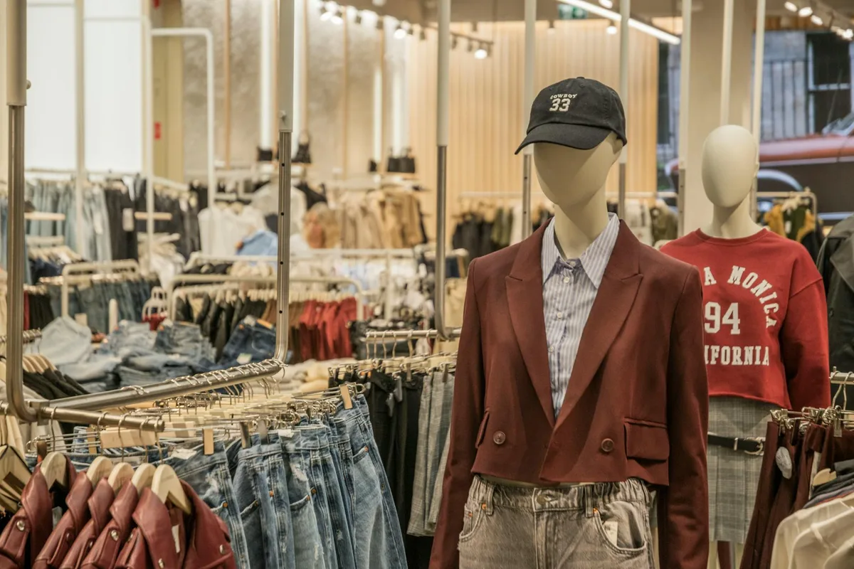 Mannequins de mode en tenues tendance dans un cadre retail contemporain