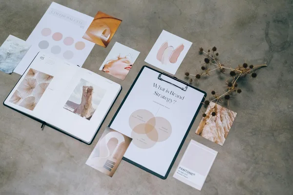 Draufsicht von Branding-Strategiematerialien mit Moodboard und Peru-Grau-Farbpalette