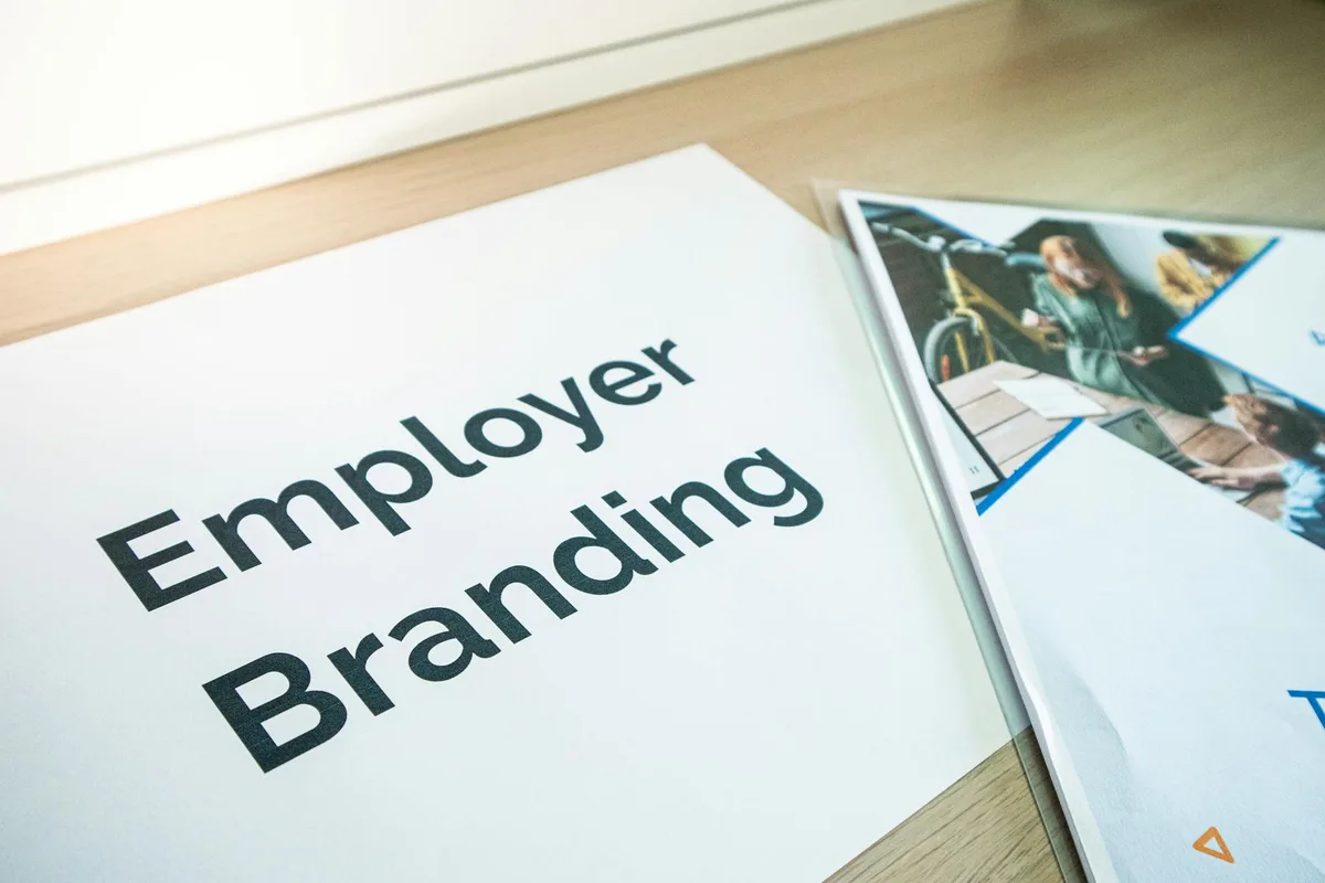 Employer Branding mit Dokumenten auf einem Holztisch für Geschäftskonzepte