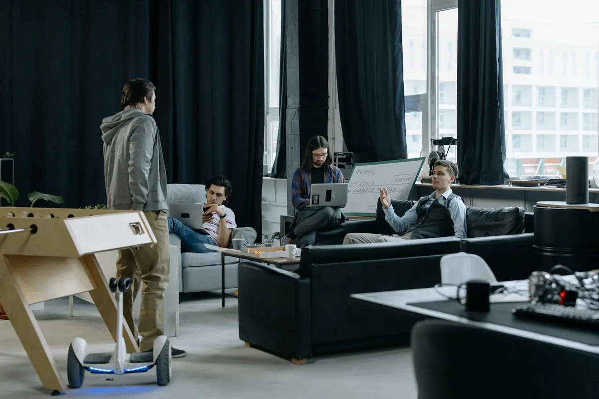 Junge Berufstätige in kreativer Zusammenarbeit in einem modernen Büroraum