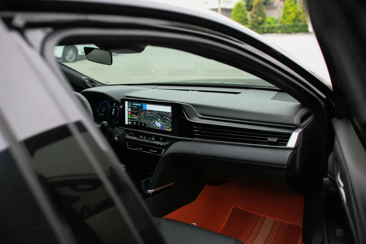 Interno di un'auto moderna con navigatore GPS sullo schermo del cruscotto