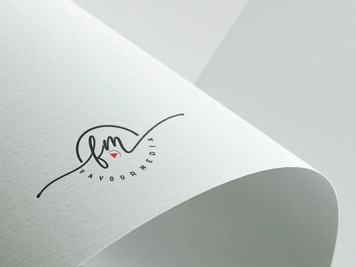 Design minimalista com logo Favour Media em papel texturizado dobrado