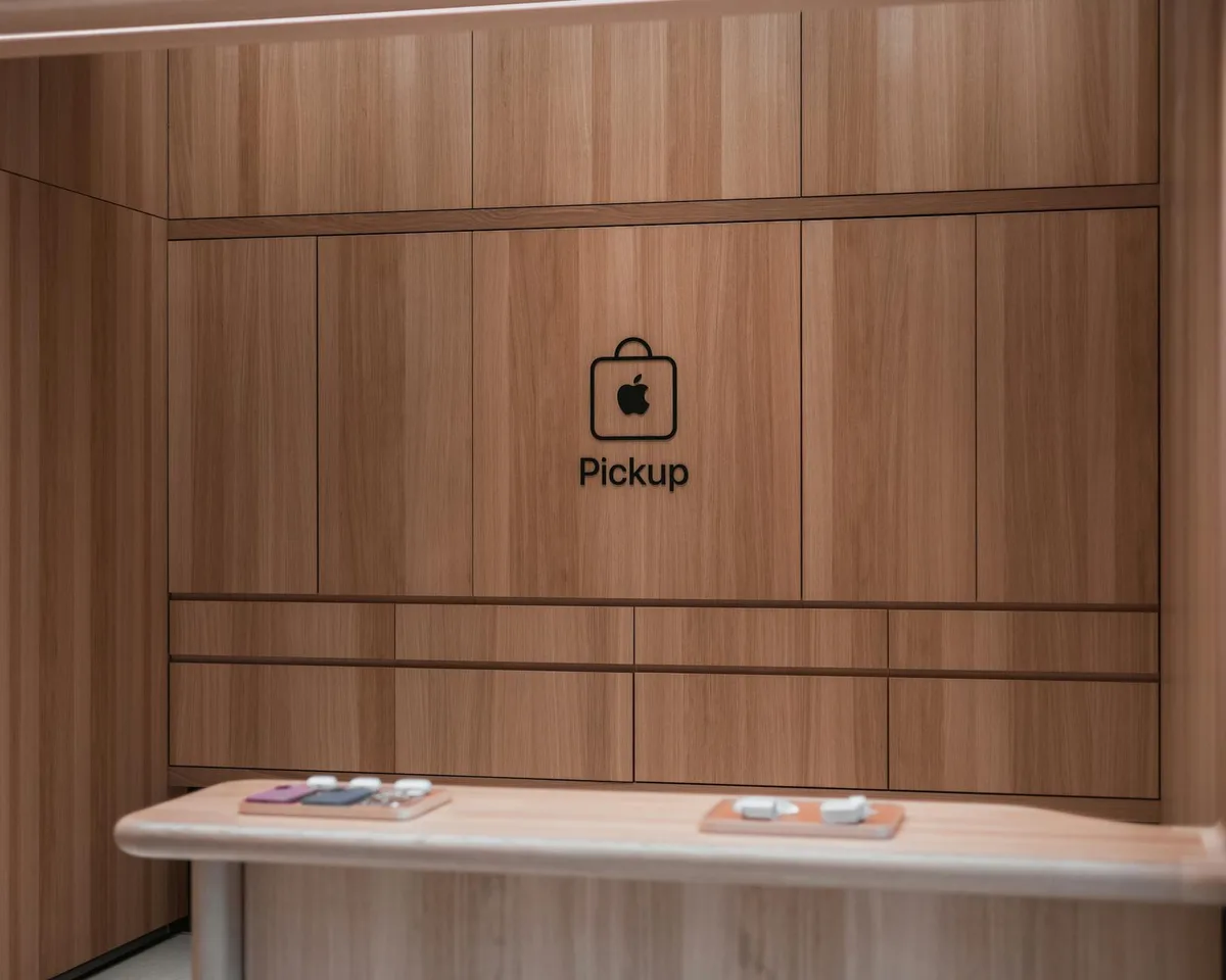 Banco ritiro Apple Store moderno con design in legno scuro