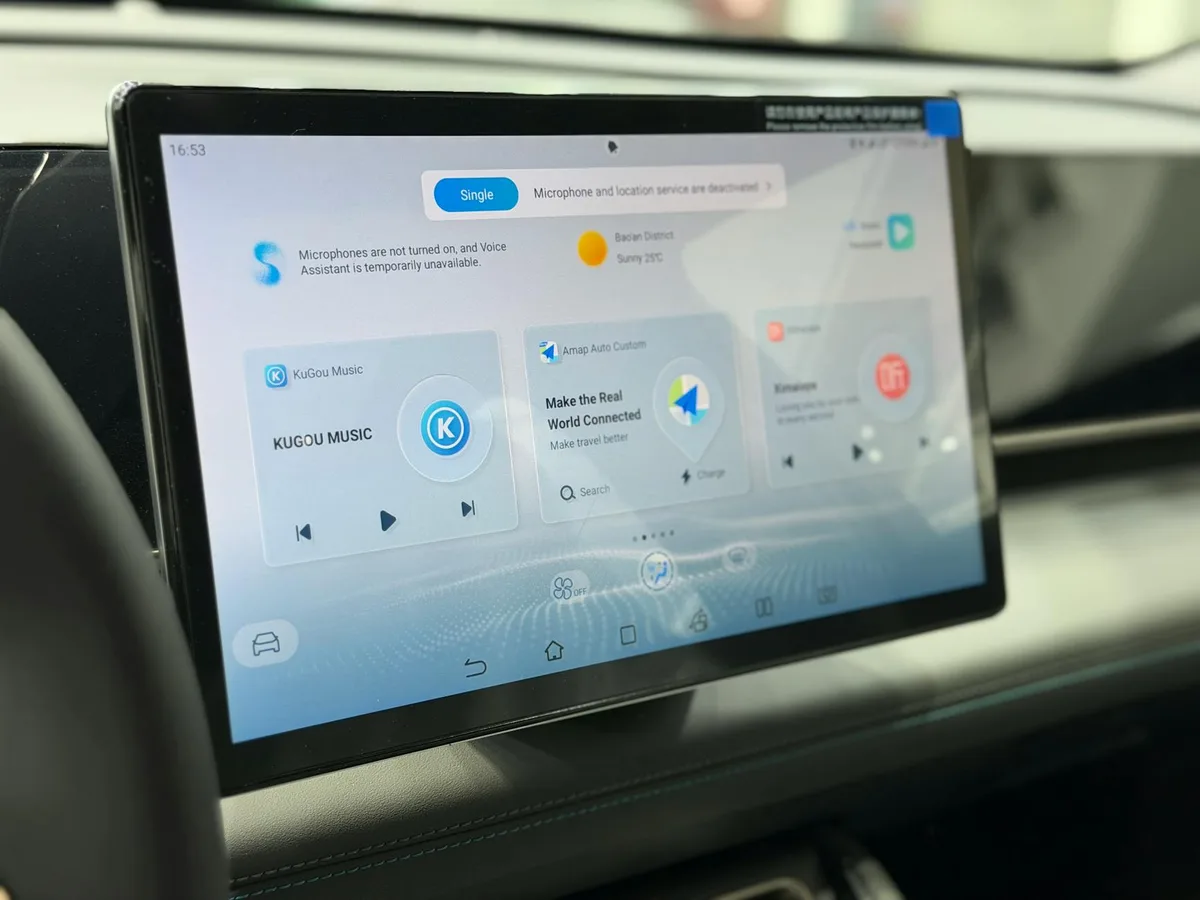 Cruscotto auto moderno con touchscreen digitale e app multiple