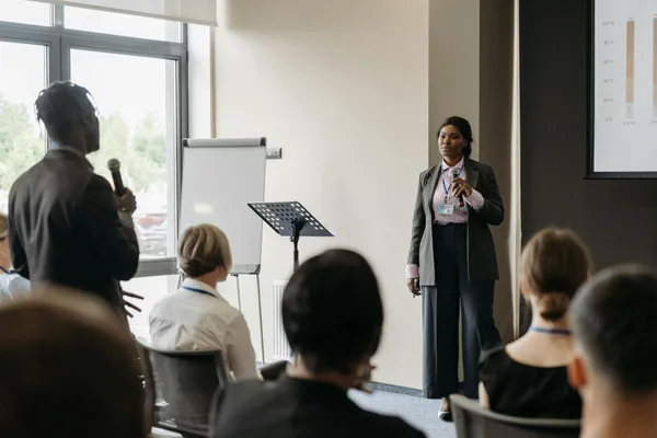 Professionelle Geschäftskonferenz-Präsentation mit vielfältigen Teilnehmern in Kommunikation
