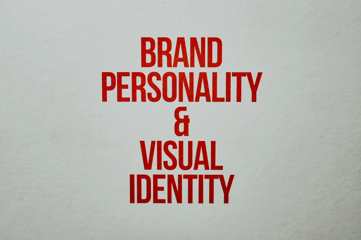 중립 배경 위 브랜드 개성 강조하는 레드 텍스트