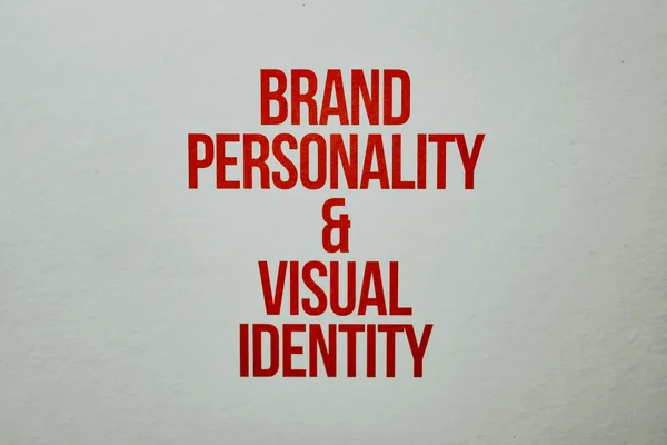 Roter Text betont Markenpersönlichkeit auf neutralem Hintergrund