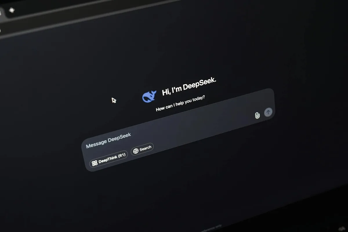 Tela exibindo interface de chat IA DeepSeek em fundo escuro.