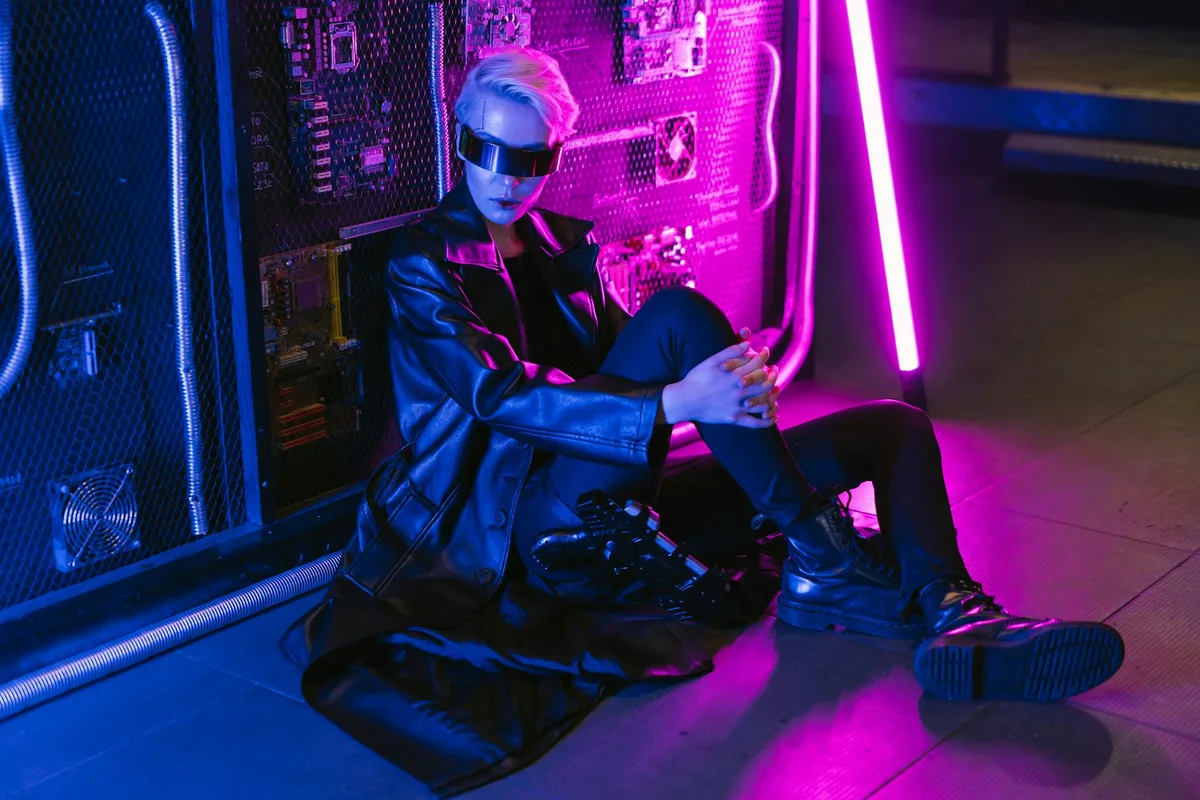 Stilvolle Person in Cyberpunk-Mode mit Neonlichtern, die eine futuristische Stimmung einfängt