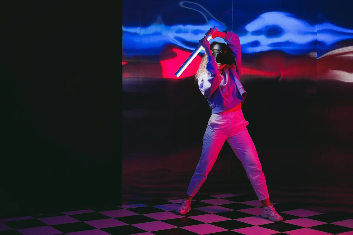 Femme utilisant un casque VR et un bâton lumineux dans un setup de jeu en réalité virtuelle