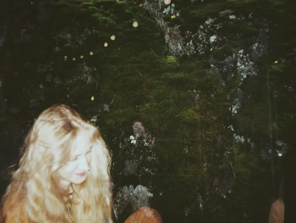 Mujer joven en doble exposición con fondo verde natural