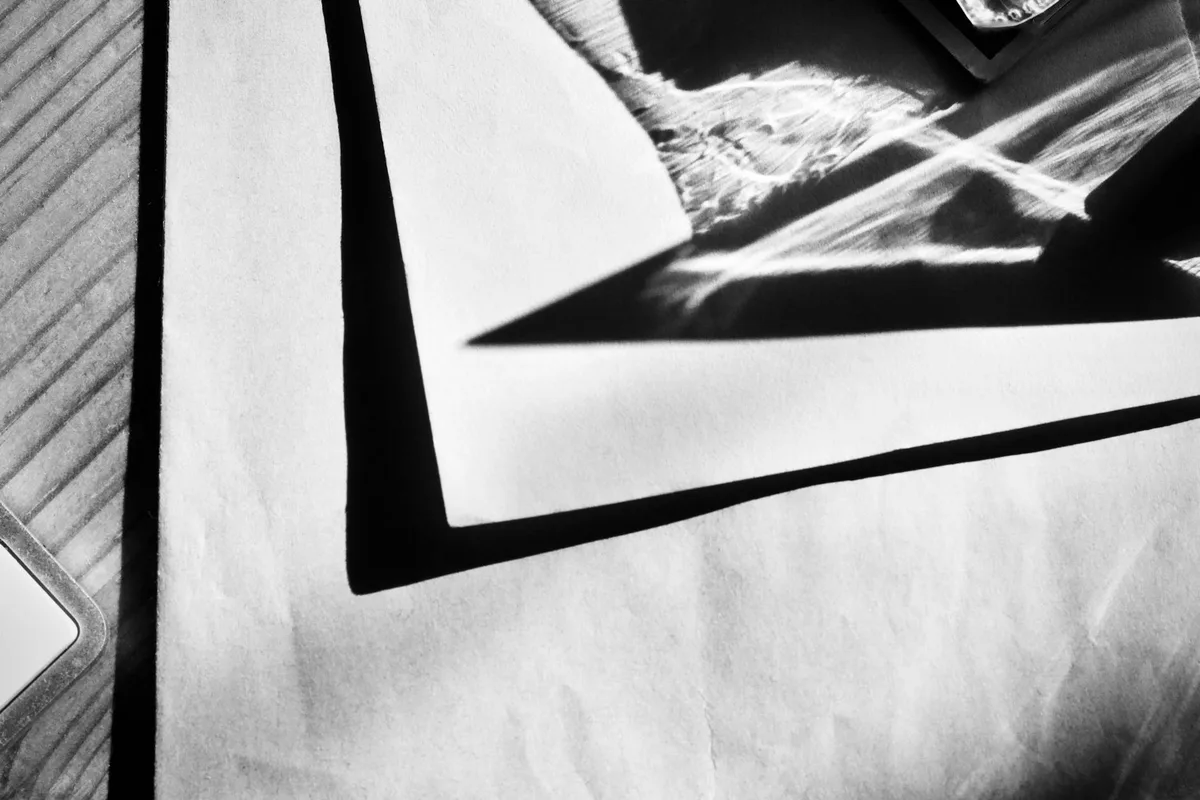 Foto astratta b/n con ombre e forme geometriche su carta