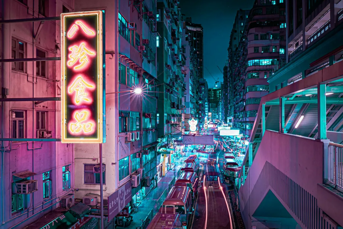 Vista notturna di una strada di Hong Kong illuminata da insegne al neon colorate