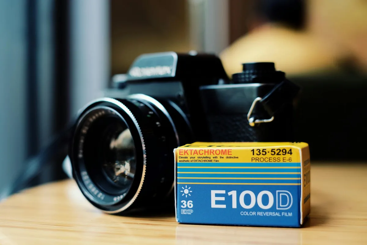 Klassische Analogkamera mit Ektachrome E100D Farbumkehrfilm und Fotografie-Essentials