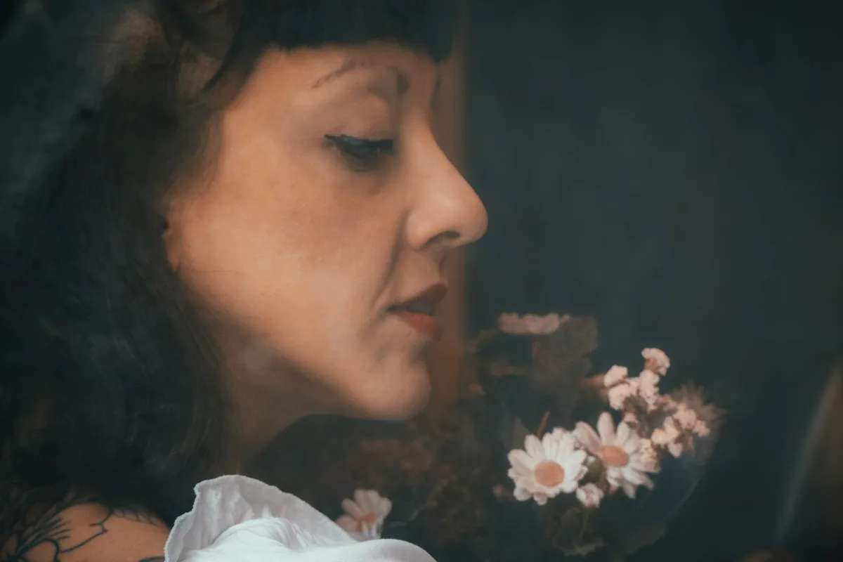 부에노스아이레스 꽃과 여성의 몽환적 프로필 초상