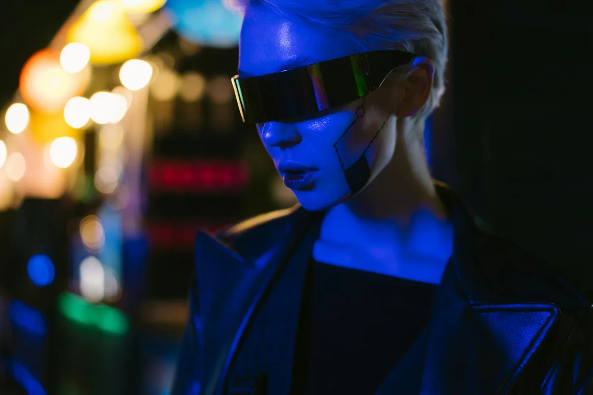 Donna cyber futura con occhiali AI sotto luci al neon in stile cyberpunk