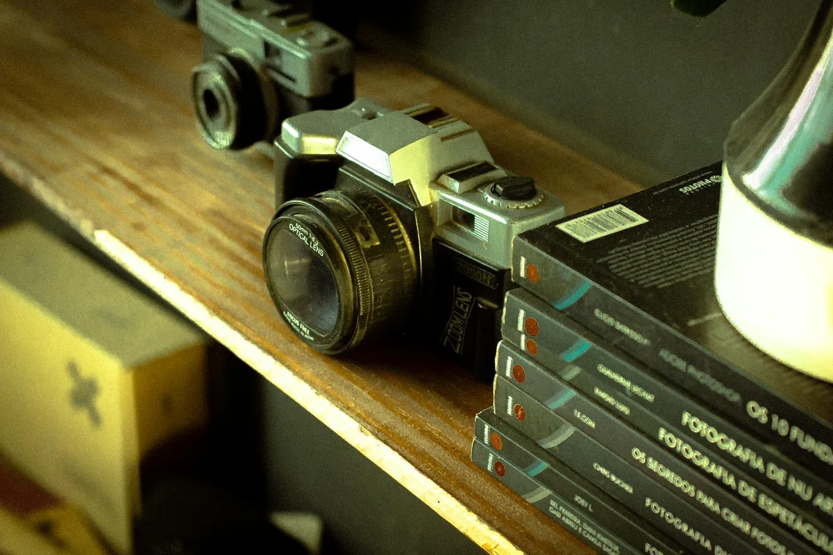 Retro-Kamera auf Holzregal mit Fotobüchern, die Nostalgie hervorruft