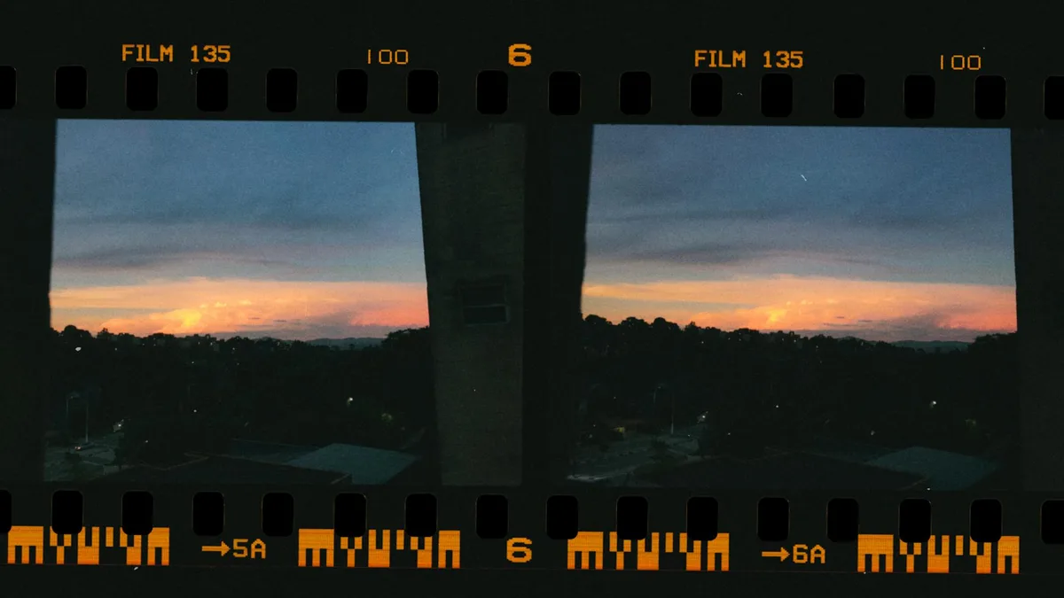 Tramonto sereno su pellicola 35mm, bellezza naturale in cornice nostalgica