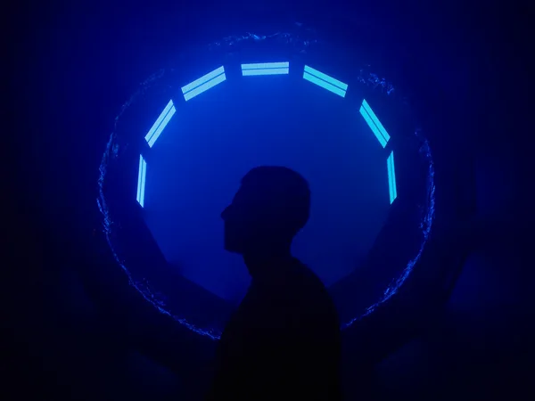 Silhouette eines Mannes vor futuristischem blauen Neonlicht, mysteriöse Atmosphäre