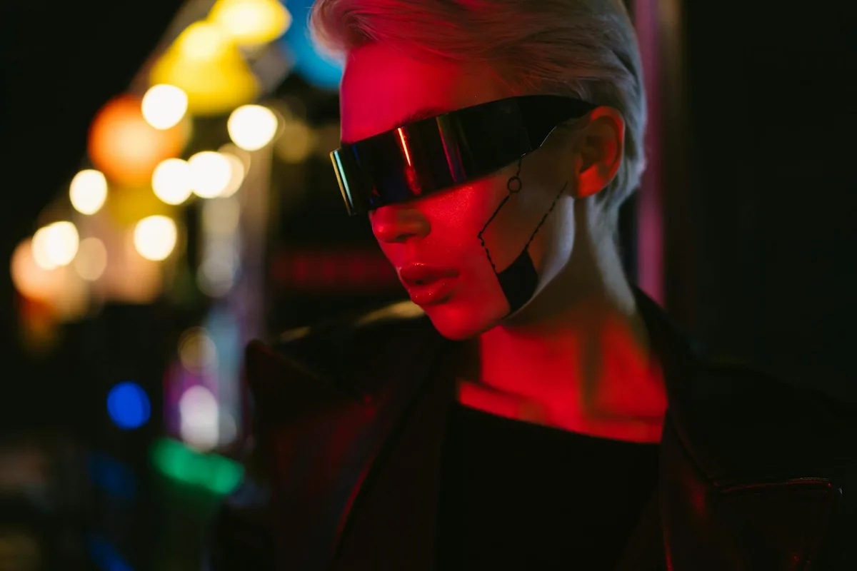 Retrato de moda cyberpunk com óculos futuristas e iluminação neon.