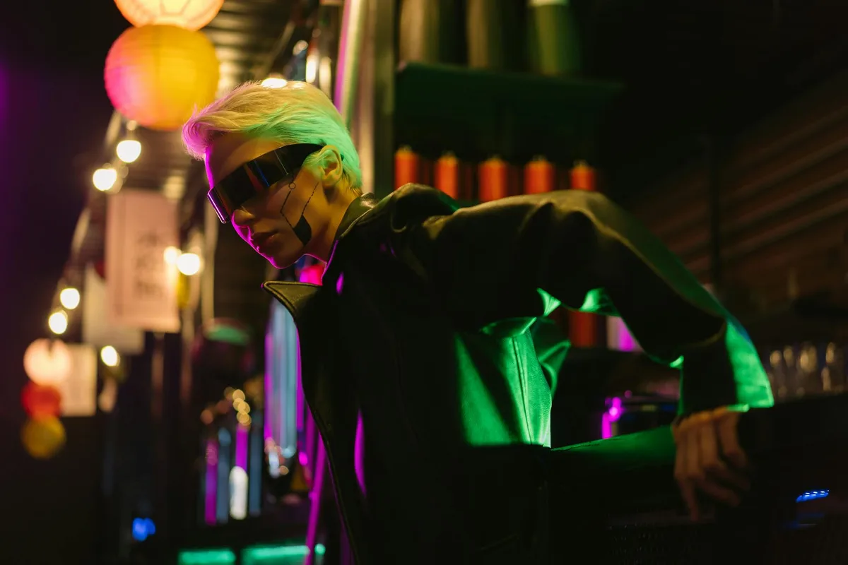 Persona elegante con occhiali in ambiente cyberpunk illuminato da luci al neon