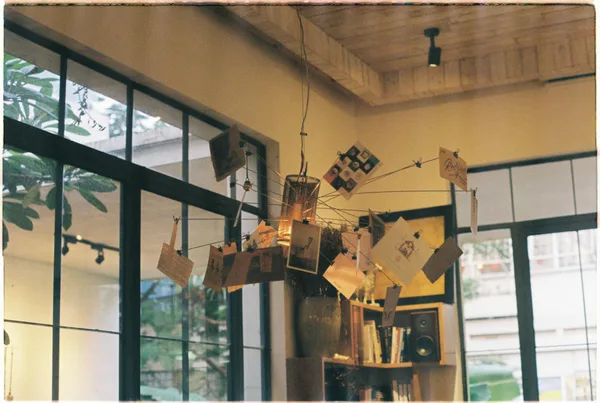 Interno caldo e accogliente con esposizione fotografica creativa e illuminazione ambientale