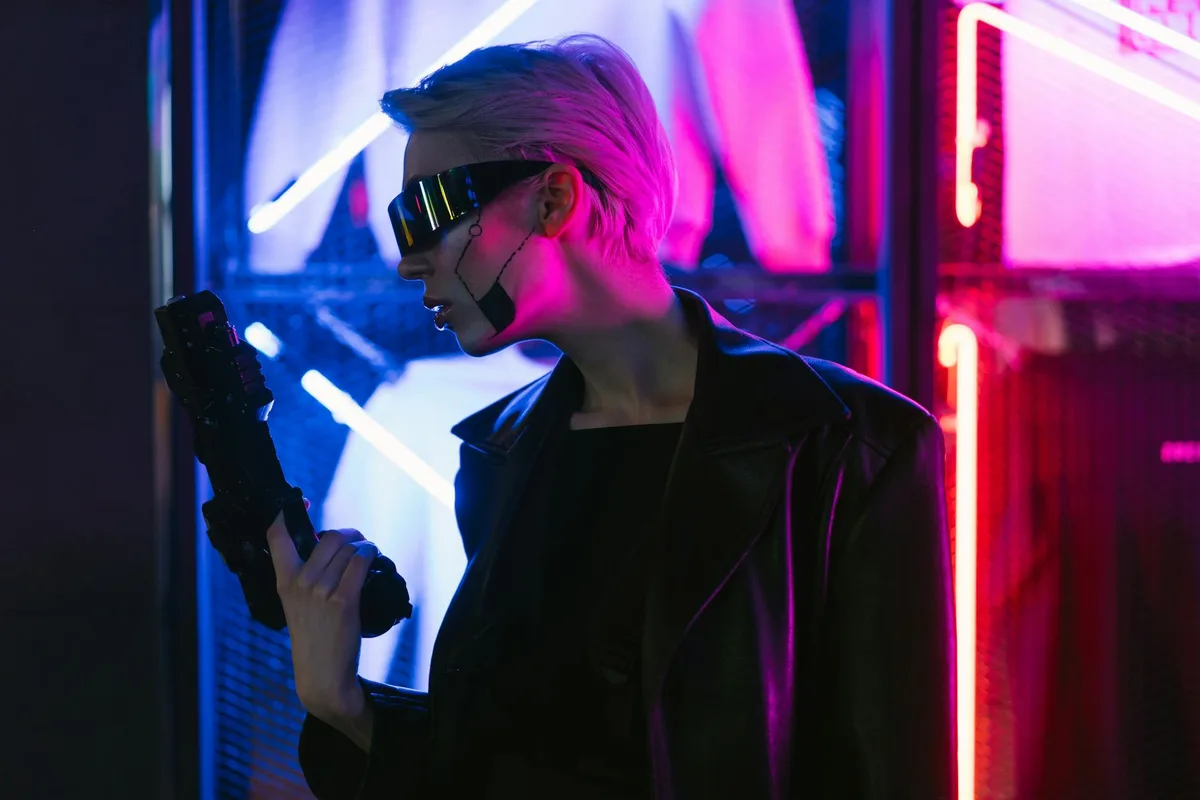 Mulher cyberpunk segurando arma sob néons vibrantes.