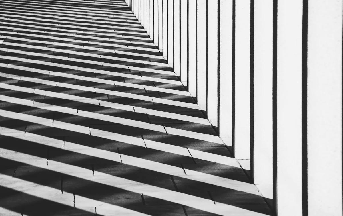 Abstrakte Schwarz-Weiß-Fotografie von architektonischen Schatten mit geometrischen Mustern