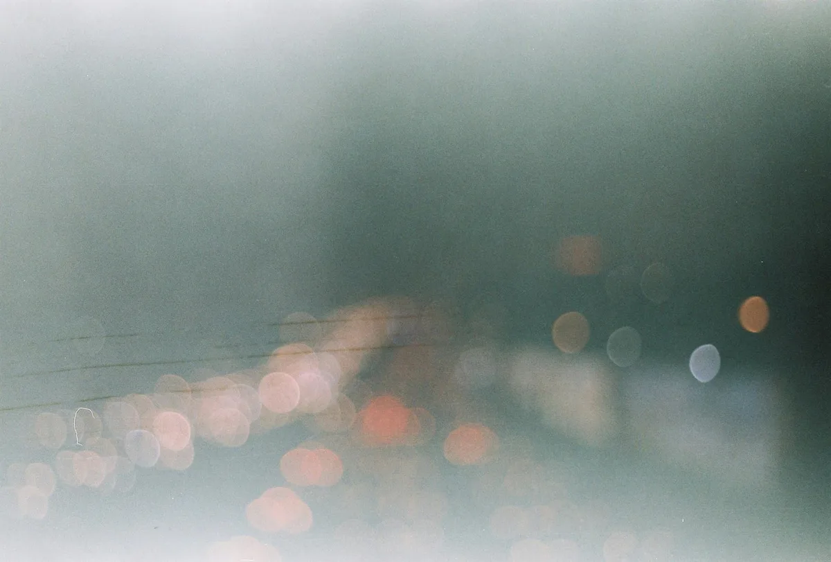 Abstraktes Bokeh von Istanbuler Ampeln bei Nacht auf Analogfilm