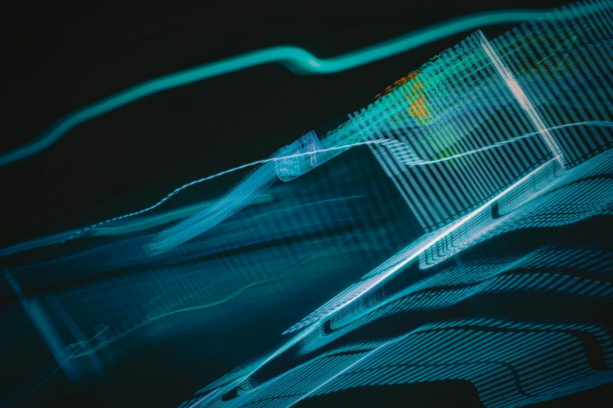 Arte digitale astratta con scie luminose blu su sfondo scuro futuristico