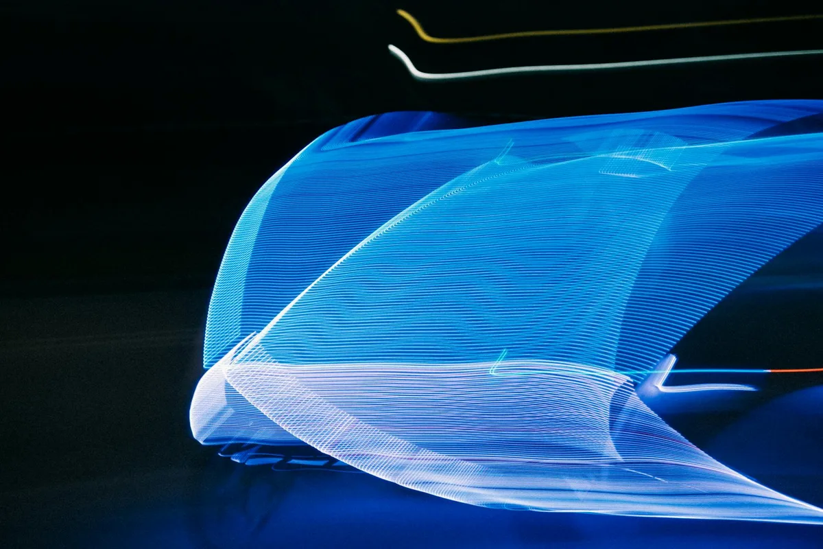 Scie luminose blu astratte su sfondo nero, effetto futuristico