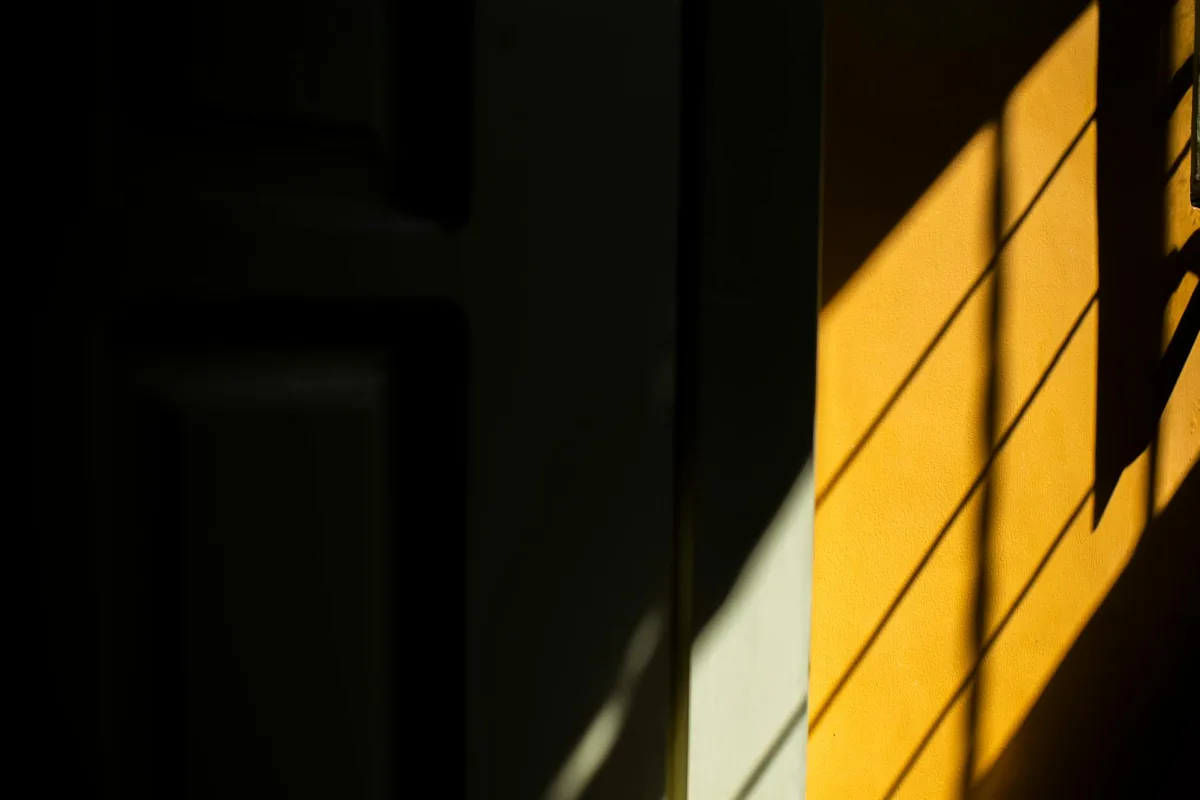 Ombre astratte di ringhiere su muro giallo, contrasto e design