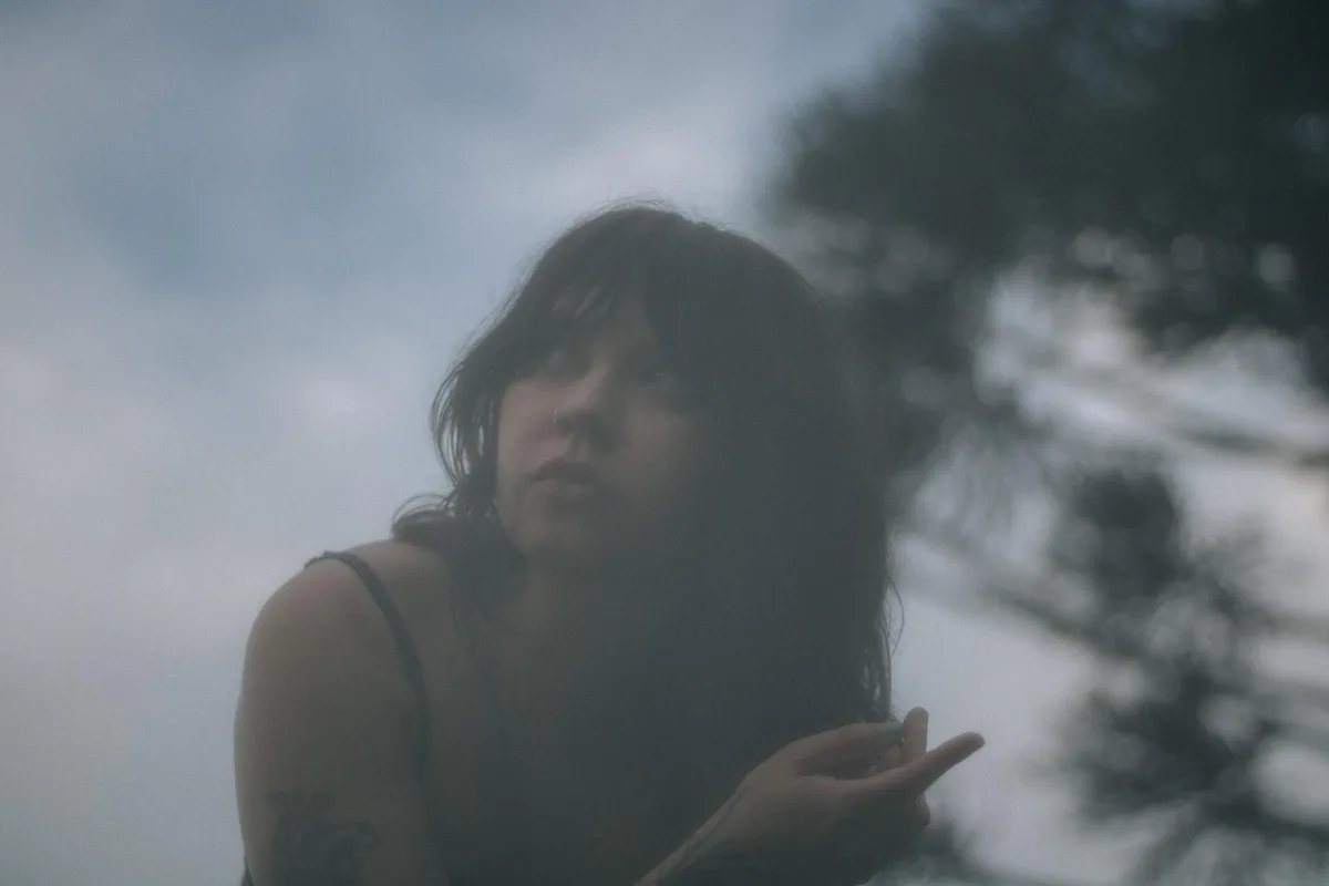 Художественный портрет женщины в тумане, передающий загадку и интригу