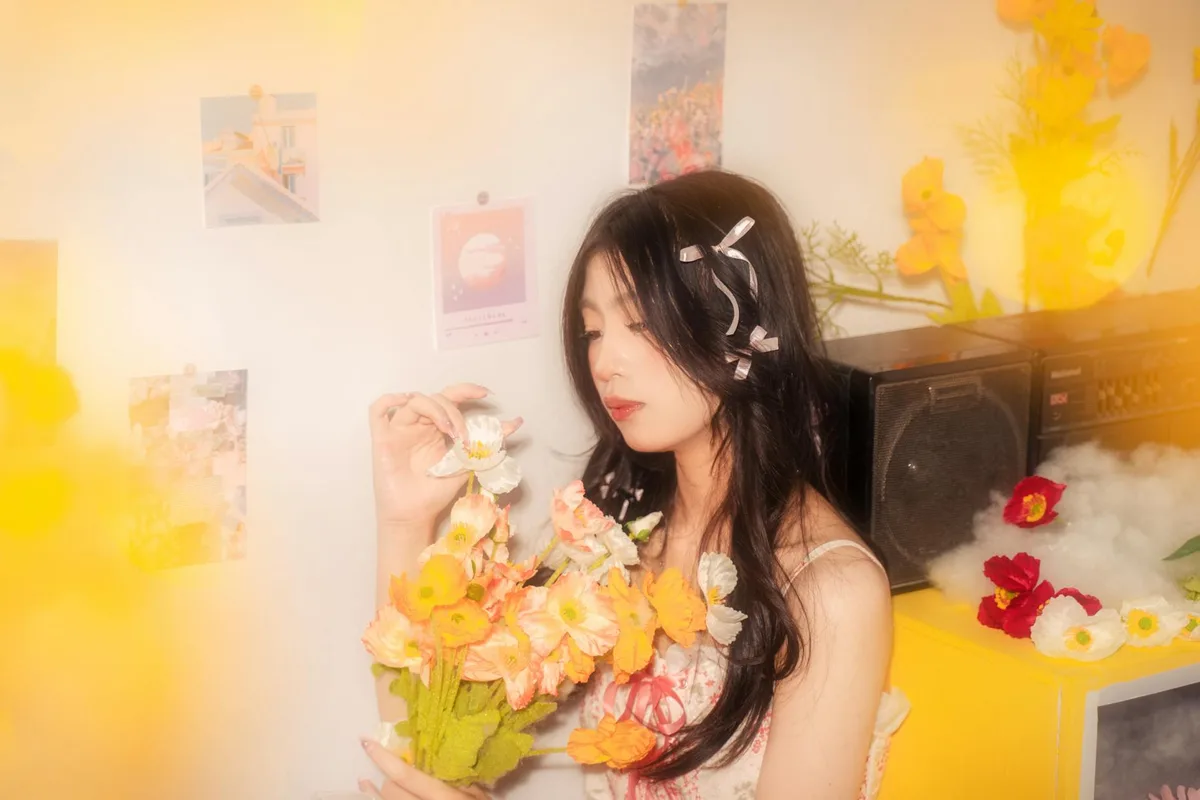 Portrait artistique d'une femme asiatique aux fleurs, tons pastel et ambiance vintage