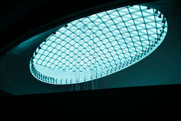 Geometrische Glasdecke mit moderner Architektur und Metallsymmetrie