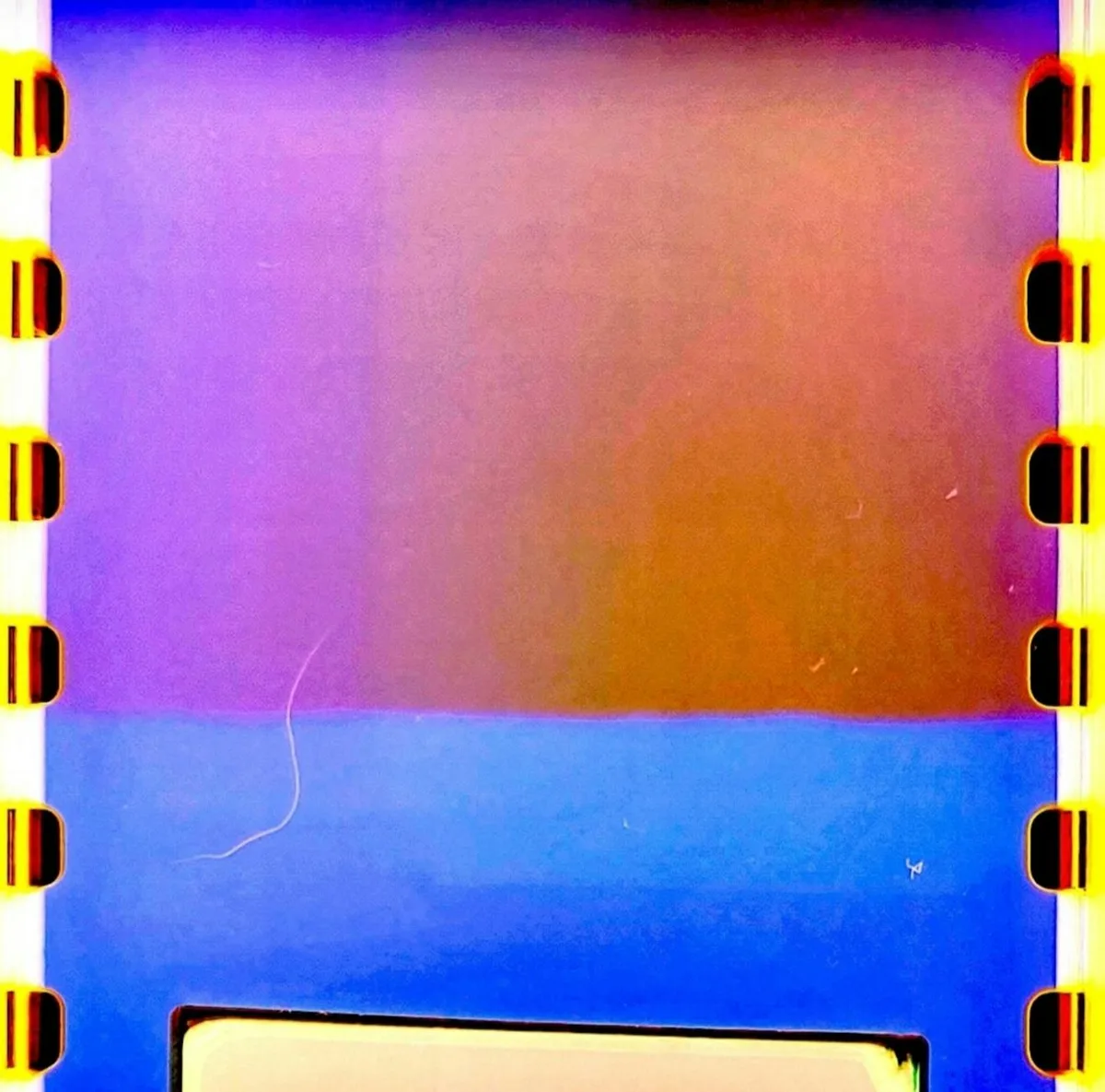 Farbenfrohe abstrakte Textur mit lebendigen Filmstreifen-Lichtlecks