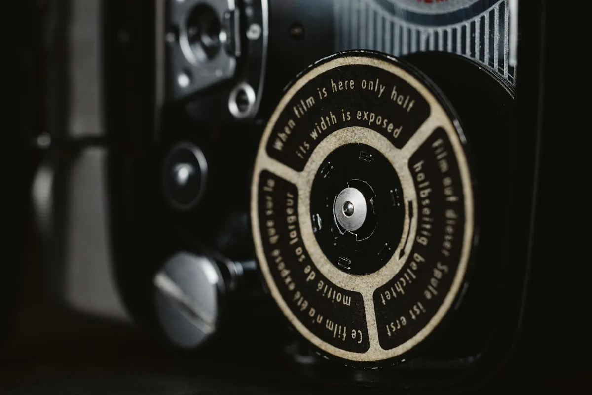 Vue détaillée du mécanisme d'une caméra classique avec texte sur le cadran