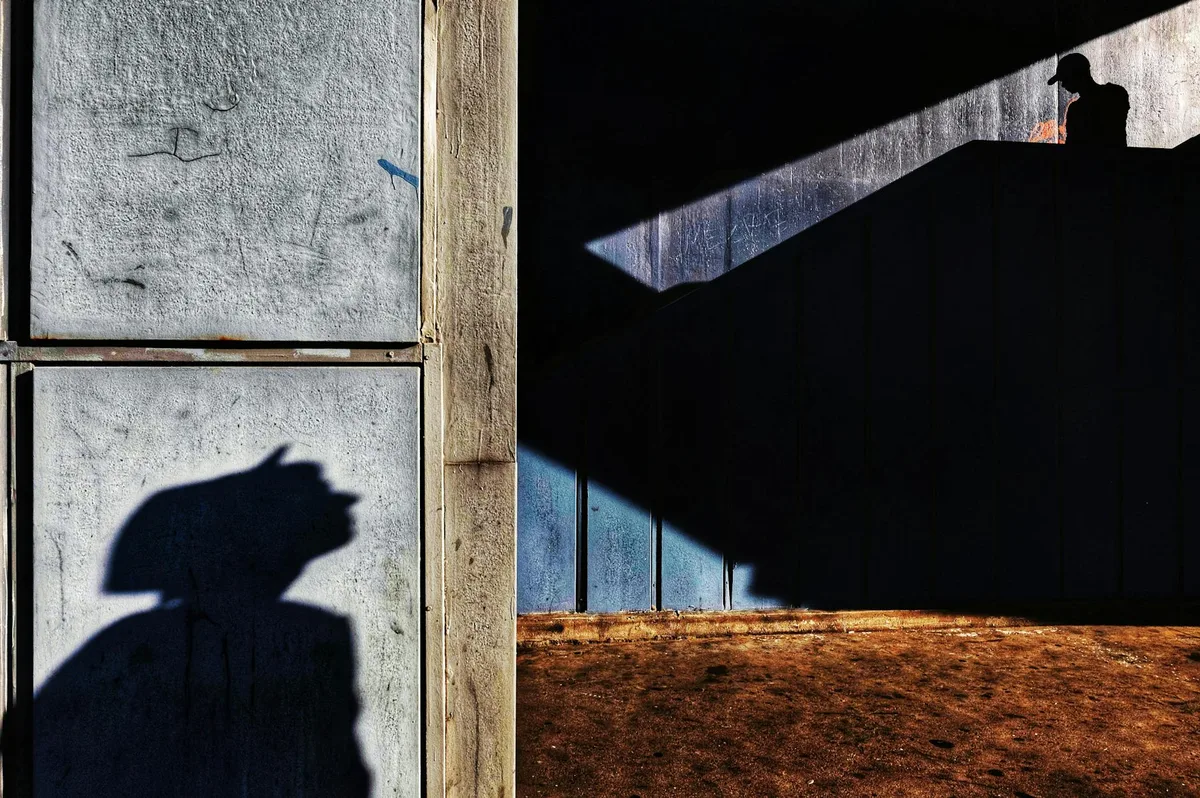 Ombra e luce drammatiche su muri urbani a Istanbul, Turchia