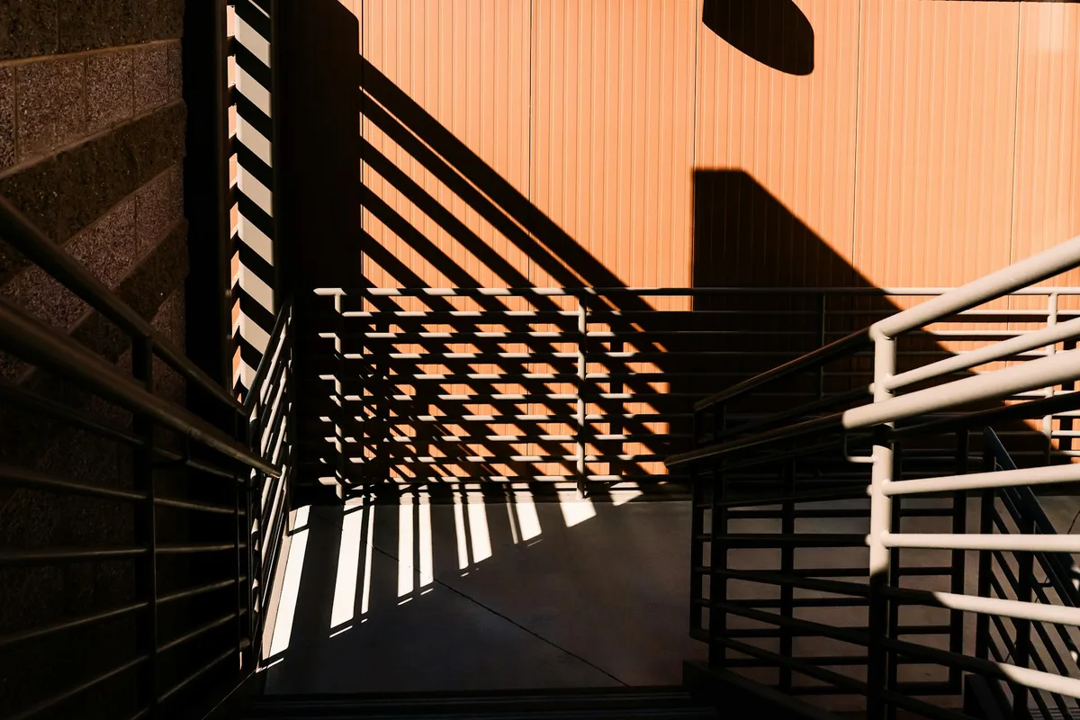 テンピの階段に影が描く幾何学模様のドラマチックな風景