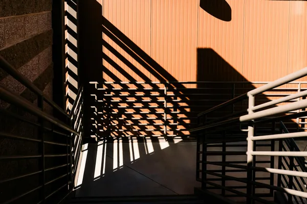Ombre drammatiche creano pattern geometrici su scala a Tempe, Arizona