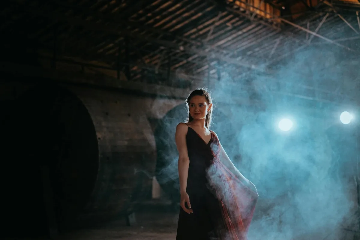Retrato fashion elegante com iluminação dramática e fumaça