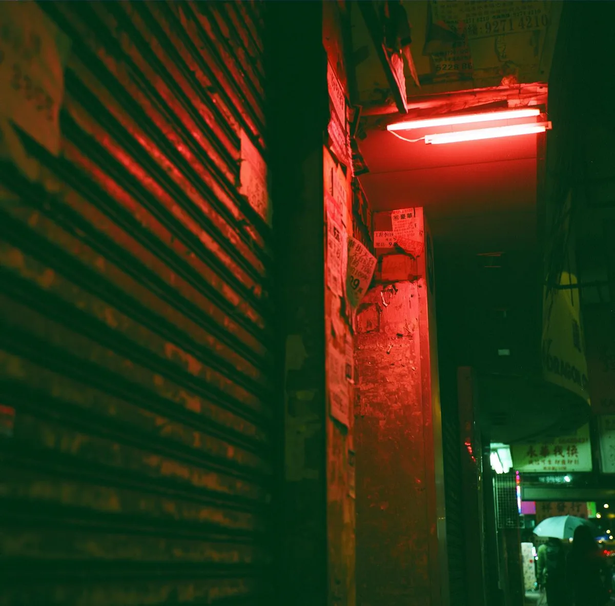 Vicolo atmosferico illuminato al neon a Kowloon Hong Kong cyberpunk