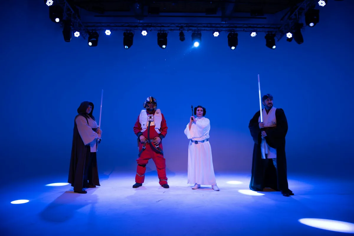 Gruppo in costumi Star Wars su palco blu, per concept film e intrattenimento